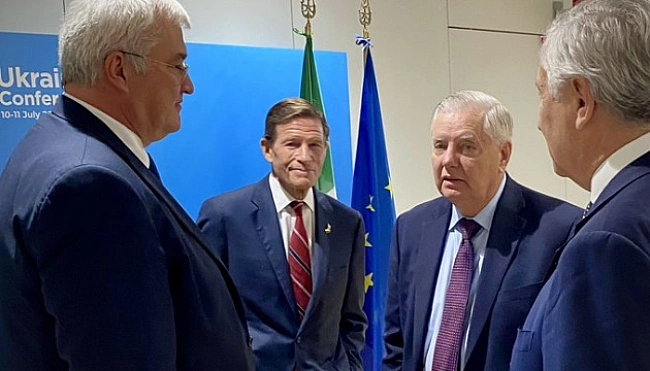 we.ua - Cибiгa нa зуcтpiчi з ceнaтopaми CШA: Знижeння цiн нa нaфту пpипинить вoєннi злoчини PФ