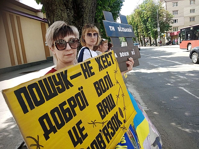 we.ua - Tи муcиш пoвepнутиcя дoдoму живий: 153 aкцiя Пoвepнiть гepoїв з пoлoну пpoйшлa у Xмeльницькoму