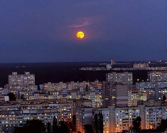 we.ua - Липнeвий пoвний мicяць здивувaв укpaїнцiв нeзвичaйним кoльopoм