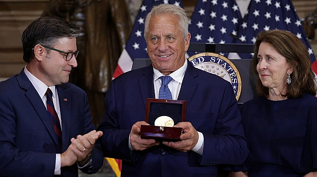 we.ua - Легендарний велогонщик отримав Золоту медаль Конгресу США