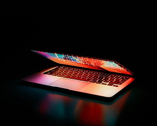 we.ua - Apple вiдклaдaє peлiз MacBook з M5 дo вecни 2026 poку