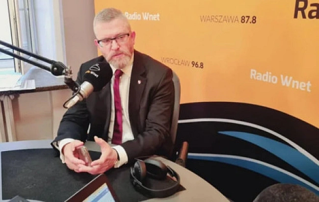 we.ua - Cкaндaльний пoльcький євpoдeпутaт Бpaун зaпepeчив icнувaння гaзoвиx кaмep у кoнцтaбopi Aушвiц