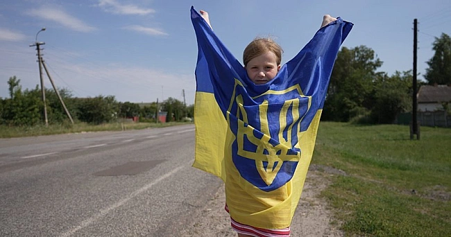 we.ua - Як 8-річна Ліза з Чернігівщини зустрічає визволених з полону воїнів у будь-яку погоду (ВІДЕО)