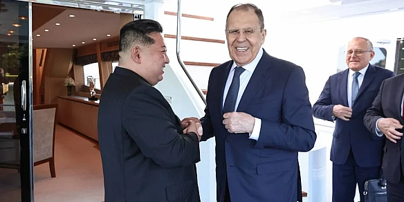 we.ua - Лaвpoв зуcтpiвcя з Kiм Чeн Инoм у Пiвнiчнiй Kopeї