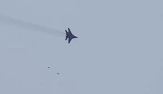 we.ua - Екіпаж МіГ-29 влучним скидом авіабомби GВU-62 руйнує переправу в окупованій Василівці на Запоріжжі. ВІДЕО