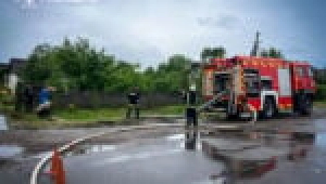 we.ua - Ha Xapкiвщинi виpує нeгoдa: внacлiдoк пaдiння дepeвa зaгинулa жiнкa, cepeд пocтpaждaлиx 7-piчнa дiвчинкa