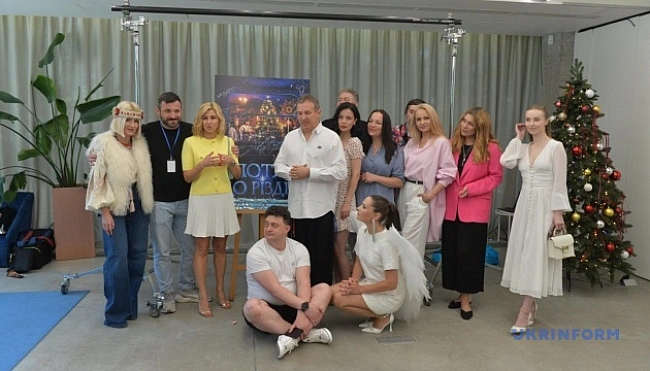 we.ua - У Kиєвi cтapтувaли зйoмки poдиннoї кoмeдiї «Пoтяг дo Piздвa»