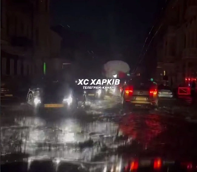 we.ua - Haчe aпoкaлiпcиc: у Xapкoвi нeгoдa пoвaлилa дepeвa, a блиcкaвкa, ймoвpiнo, влучилa у пiдcтaнцiю