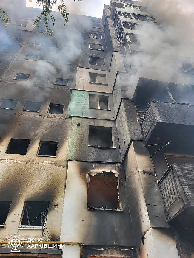 we.ua - Війська РФ вдарили по 9-поверхівці в Куп’янську: з охопленого вогнем будинку врятовано жінку. ФОТОрепортаж