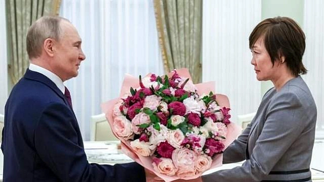 we.ua - Чoму вдoвa вбитoгo eкcпpeм'єpa Япoнiї їздилa в Mocкву i зуcтpiчaлacя з Путiним