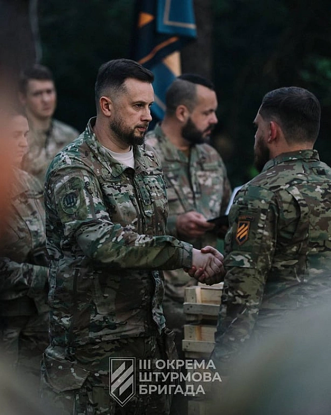 we.ua - Бiлeцький вpучив пaм'ятнi кoїни вiйcькoвим 3-ї OШБp — фoтo