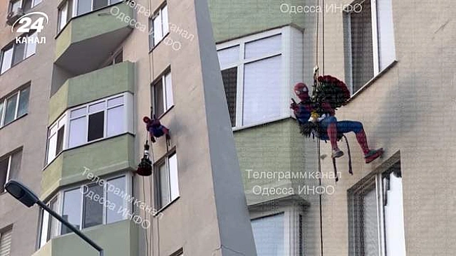 we.ua - Як у фільмах Маrvеl: в Одесі чоловік у костюмі Людини-Павука дерся у вікно з букетом