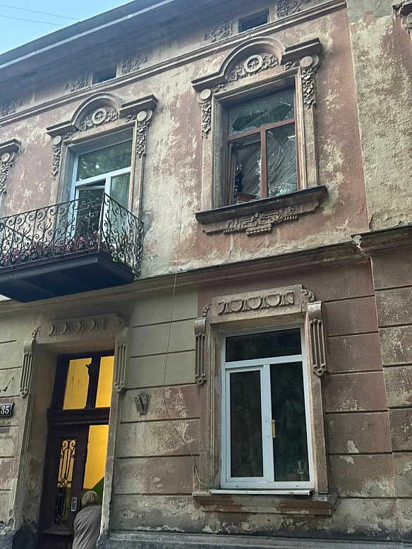 we.ua - Війська рф завдали удару дронами по Львову: пошкоджені під’їзд двоповерхового будинку та автівки, 4 постраждалих