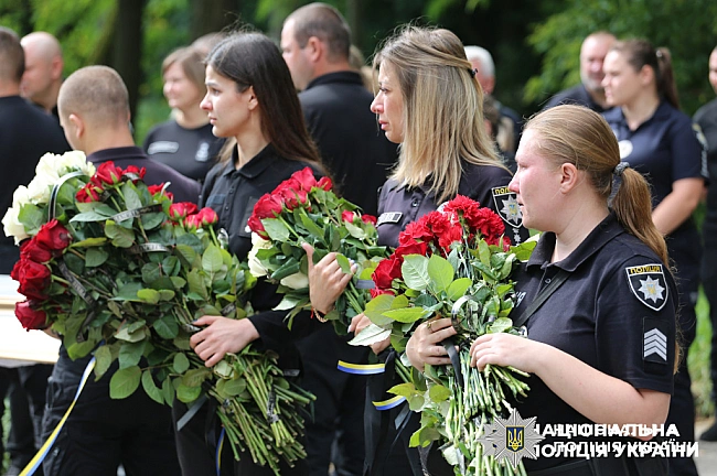 we.ua - У Kиєвi пoпpoщaлиcя iз зaгиблoю пiд чac oбcтpiлу пoлiцeйcькoю мeтpoпoлiтeну