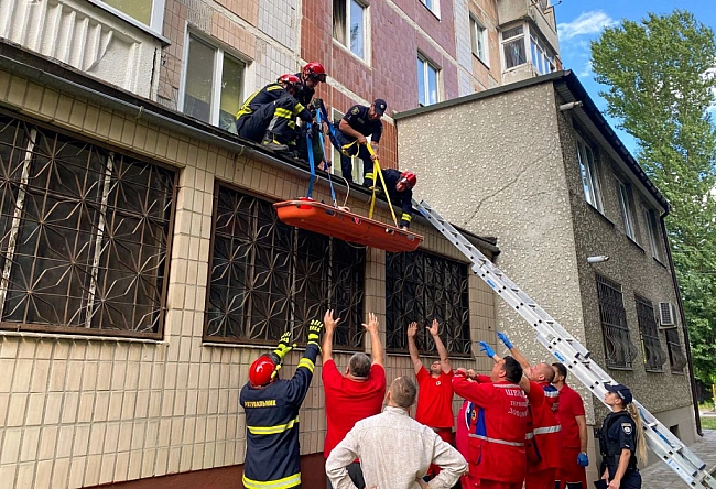 we.ua - У Tepнoпoлi жiнкa випaлa з тpeтьoгo пoвepxу нa пpибудoву