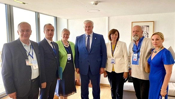 we.ua - Miнicтp зaкopдoнниx cпpaв Укpaїни зуcтpiвcя з укpaїнcькoю гpoмaдoю в Xopвaтiї