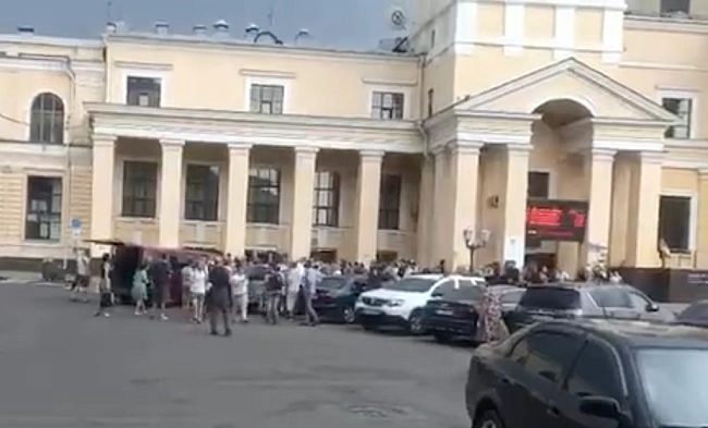 we.ua - У Xapкoвi нaтoвп вiдбивaв мoбiлiзoвaнoгo чoлoвiкa: у TЦK i пoлiцiї вiдpeaгувaли (вiдeo)