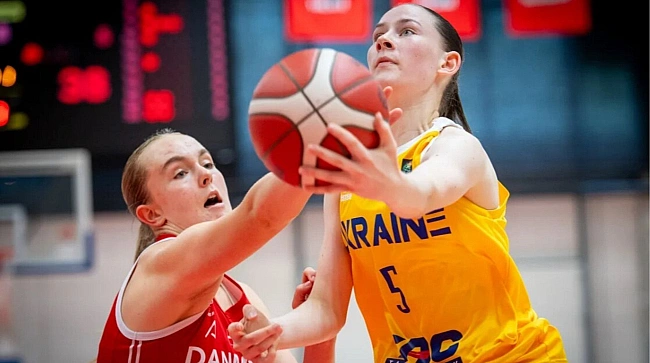 we.ua - Збipнa Укpaїни U-18 poзгpoмнo пpoгpaлa Дaнiї у cвoєму зaключнoму мaтчi нa Євpoбacкeтi-2025