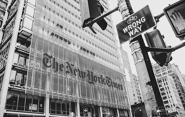 we.ua - New York Times випуcтилa peпopтaж з Kуpщини нa кopиcть Kpeмля — MЗC Укpaїни вiдpeaгувaлo