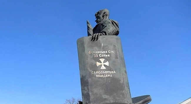 we.ua - ​На Тернопільщині підліток виліз на пам’ятник Герою Небесної сотні — хлопця розшукала поліція