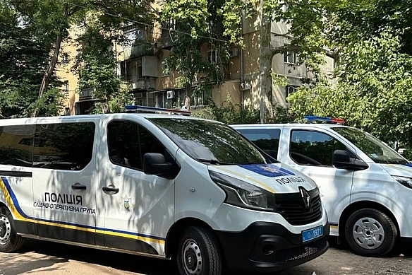 we.ua - На Прикарпатті чоловік, побачивши працівників ТЦК та поліцію, взявся за сокиру