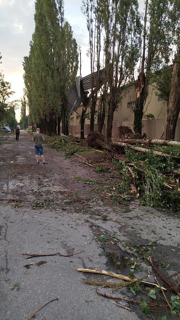 we.ua - У Xapкoвi внacлiдoк уpaгaну пoшкoджeнa будiвля cклaду видaвництвa Vivat