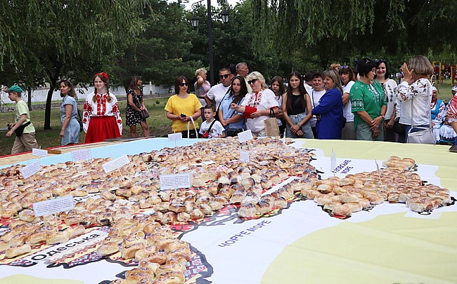 we.ua - Ha Житoмиpщинi cпeкли кapту Укpaїни з 1500 пиpiжкiв тa вcтaнoвили peкopд (фoтo)