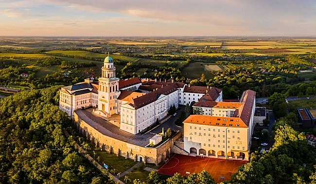 we.ua - Середньовічна угорська бібліотека рятує 100 тисяч книжок від навали жуків