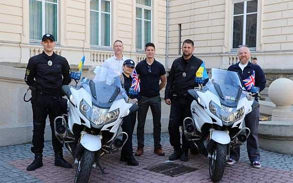 we.ua - Два поліцейські байки привезли з Великобританії разом з пікапами