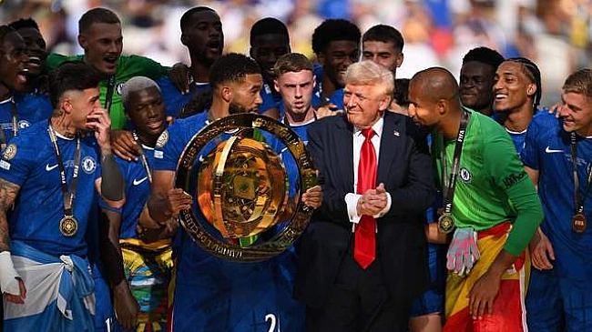 we.ua - Сховав медаль і не залишив подіум: Трамп став помітною фігурою на нагородженні Клубного ЧС