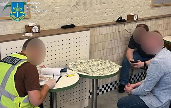 we.ua - У Києві працівника суду за гроші допомагав колегам оновити дані в ТЦК