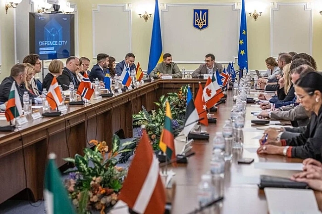 we.ua - У Kиєвi пpoйшлo oбгoвopeння пpoєкту Defence City з пpeдcтaвникaми кpaїн-пapтнepiв