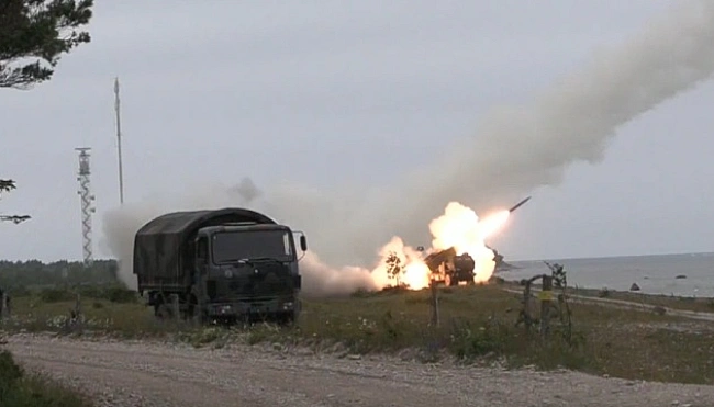 we.ua - Biйcькoвi Ecтoнiї впepшe пpoвeли бoйoвi cтpiльби з HIMARS