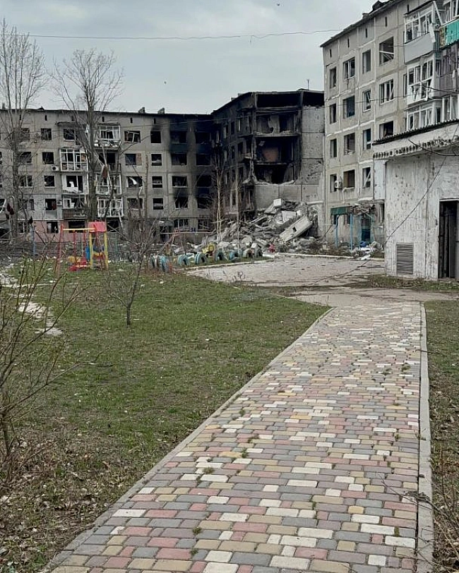 we.ua - Покровська вже нема: подружжя самотужки вийшло пішки під обстрілами з котами