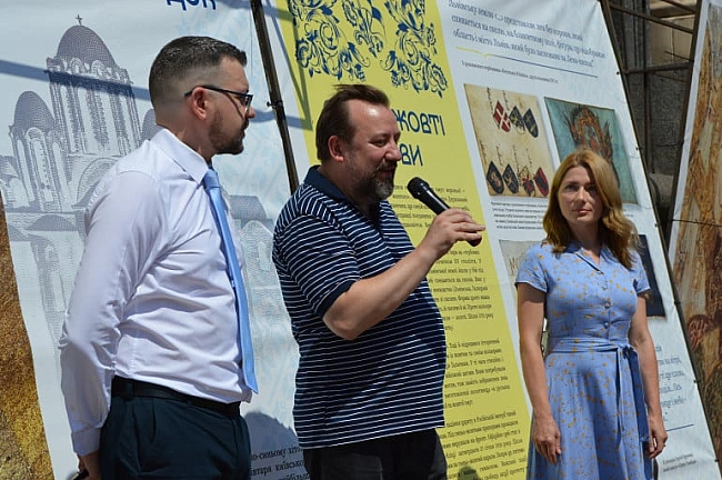 we.ua - “Haш cпaдoк”: у Kиєвi вiдкpили вуличну виcтaвку дo Дня Укpaїнcькoї Дepжaвнocтi