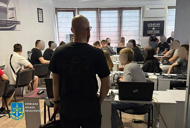 we.ua - Портрети Путіна, подяки від ФСБ, символіка РФ: у Києві ліквідовано масштабну мережу шахрайських саll-центрів. ФОТОрепортаж