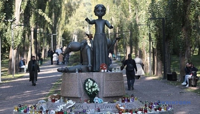 we.ua - Меморіальний центр «Бабин Яр» передасть бібліотекам 10 тисяч книжок про Голокост
