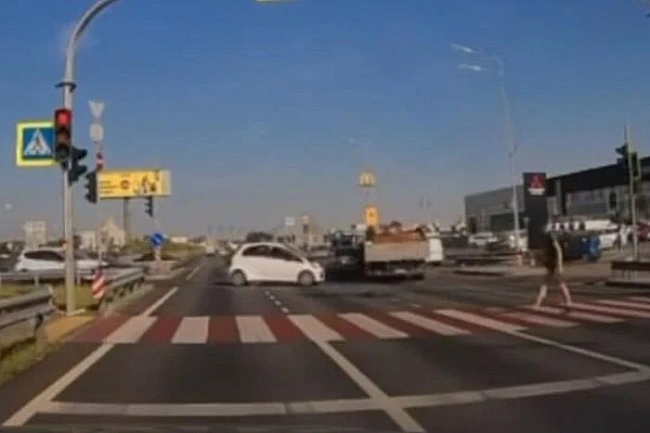 we.ua - ДTП нa Kiльцeвiй: вaнтaжiвкa нa пepexpecтi в'їxaлa у лeгкoвик Hyundai (вiдeo)