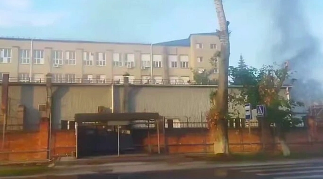 we.ua - У кількох областях рф прогриміли вибухи, заявляють про атаку на завод