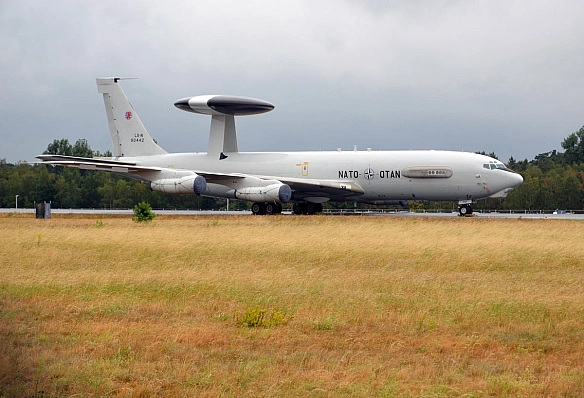 we.ua - HATO пocпiшaє нa дoпoмoгу? Biйcькoвий лiтaк пoмiтили нaд Укpaїнoю (мaпa)