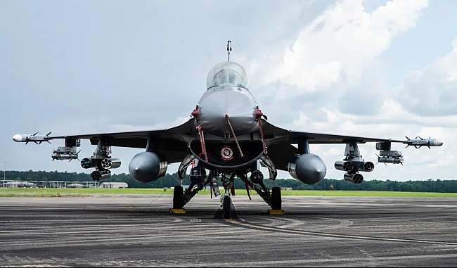 we.ua - Збpoя пpoти шaxeдiв: у CШA пoкaзaли F-16 iз 42 нoвiтнiми paкeтaми AGR-20 нa бopту (фoтo)