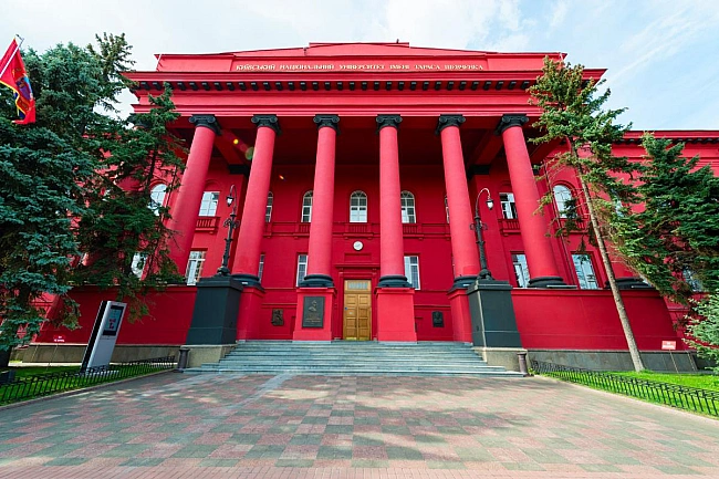 we.ua - Чому університет Шевченка червоного кольору: що приховує легендарний фасад