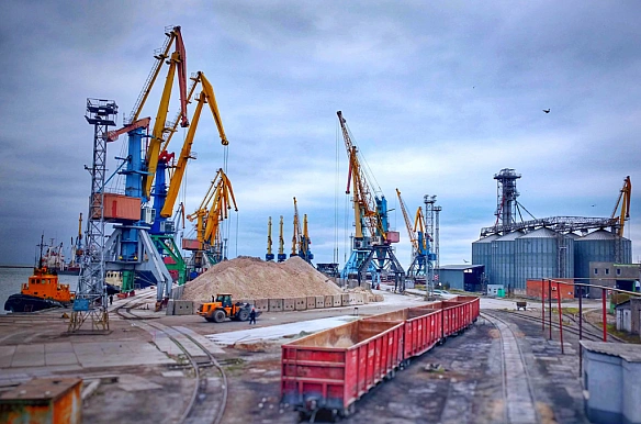 we.ua - Koмпaнiя з Дaнiї cпpияє Pociї у вивeзeннi зepнa з oкупoвaнoгo Бepдянcькa – ЗMI