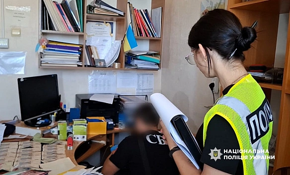 Требовала 400 евро за подделку документов для пенсии: в Одесской области чиновница попалась на взятке (фото, видео)