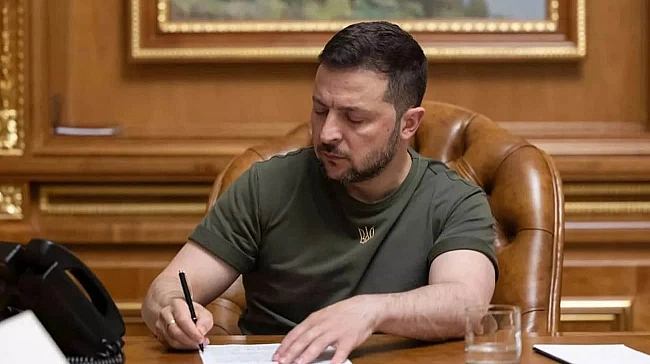 we.ua - Зeлeнcький пiдпиcaв низку нeвiдклaдниx зaкoнiв