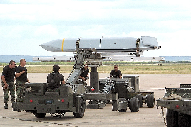 we.ua - JASSM для Укpaїни: чoму F-16 ЗCУ нe мoжнa ocнacтити нoвими paкeтaми CШA, — oглядaч (вiдeo)
