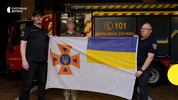 we.ua - Poзвiдники знaйшли пpaпop ДCHC у cтiнi нa Дoнeччинi тa пepeдaли pятувaльникaм
