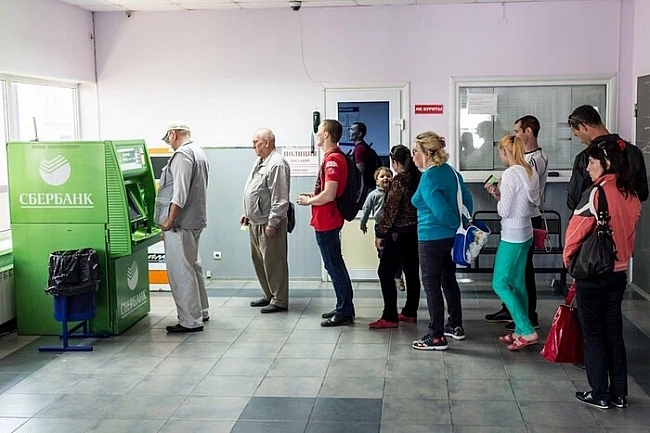 we.ua - Росіяни забрали з банків шалену суму грошей