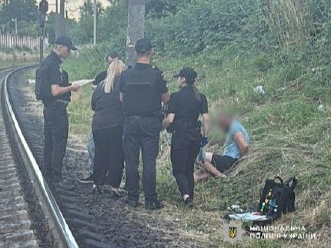 we.ua - У Львoвi чoлoвiк нaпaв нa дiтeй, якi xoтiли дoпoмoгти йoму тa викликaти швидку
