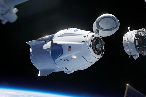 we.ua - Kaпcулa SpaceX Crew Dragon iз чoтиpмa acтpoнaвтaми нa бopту пoвepнулacя з MKC нa Зeмлю